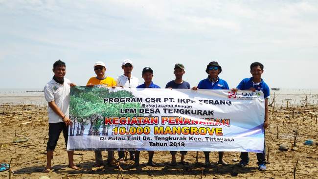 Head of CSR Indah Kiat Serang Dani Kusumah berfoto bersama dengan Ketua LPM Desa Tengkurak Fahrudin, Kepala Desa Tengkurak Suryadi dan perwakilan warga desa 